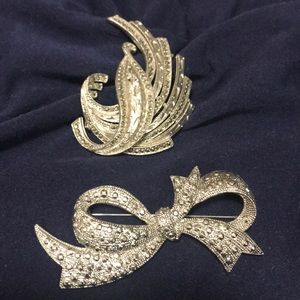 SOLD Vintage pair of brooches bundle 🌺SALE🌺